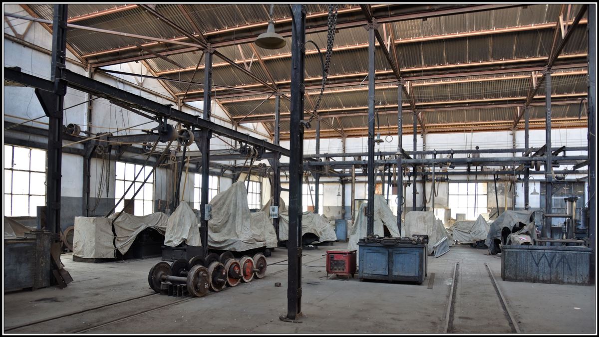 Eritrean Railways Bahnbetriebswerk Asmara. Ein Blick hinter die Kulissen der Werkstatthallen, die mit allen nötigen Werkzeugen ausgerüstet sind, um Eisenbahnfahrzeuge in Schuss zu halten. Einige Maschinen sind eingemottet für evtl bessere Zeiten. (18.01.2019)