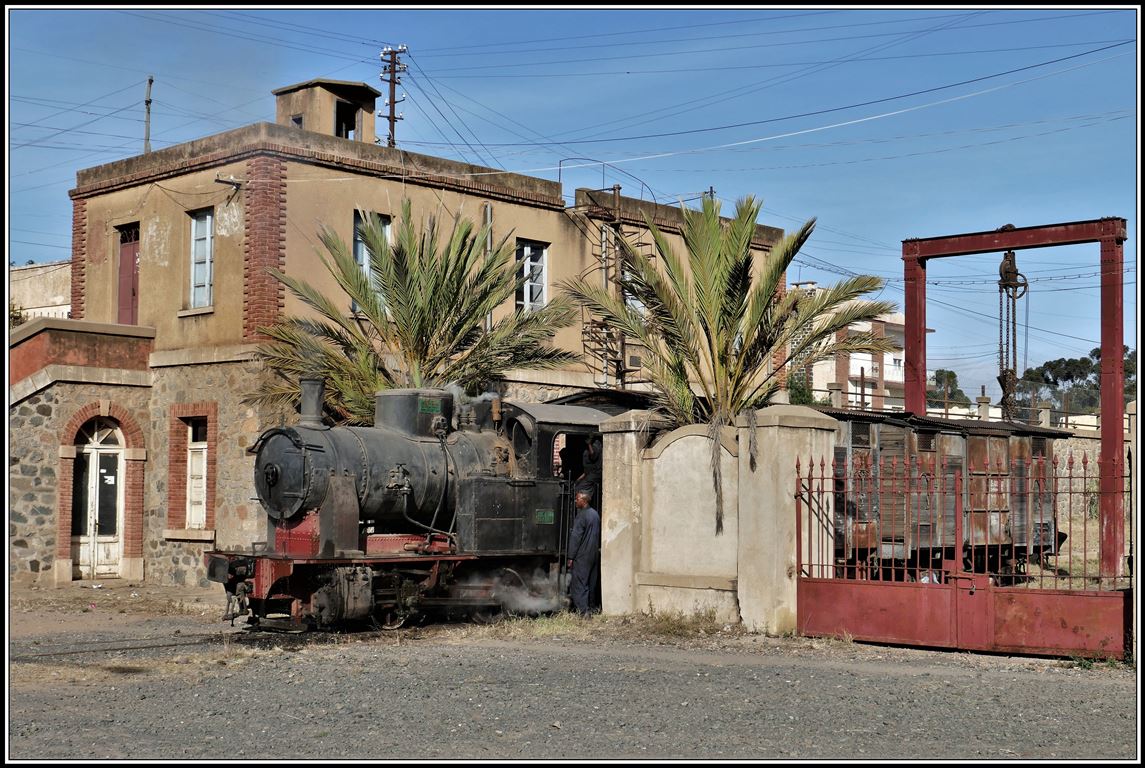 Eritrean Railways Bahnhof Asmara. Das zugewucherte Tor wurde freigelegt, damit 202.008 wieder einmal auf den Bahnhofvorplatz fahren konnte. (18.01.2019)