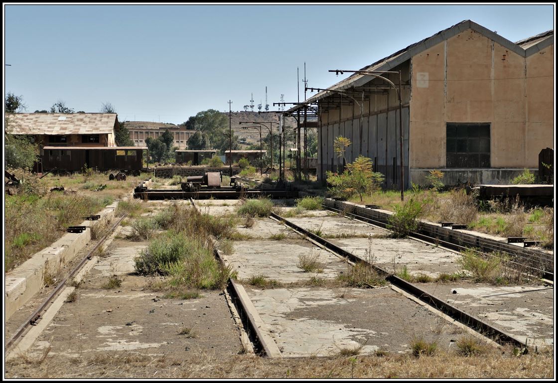 Eritrean Railways. Das einst geschäftige Bahnbetriebswerk in Asmara dämmert in einem Dornröschenschlaf. Noch gibt es einige Mitarbeiter, die Wagen und Dampfloks überholen. Die einst elektrisch betriebene Schiebebühne lässt sich nur mehr schwer von Hand bewegen.(18.01.2019)