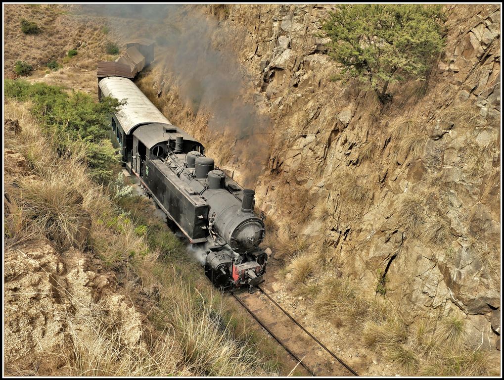 Eritrean Railways steamtrain special kurz vor der Ausweichstelle Lessa. (17.01.2019)