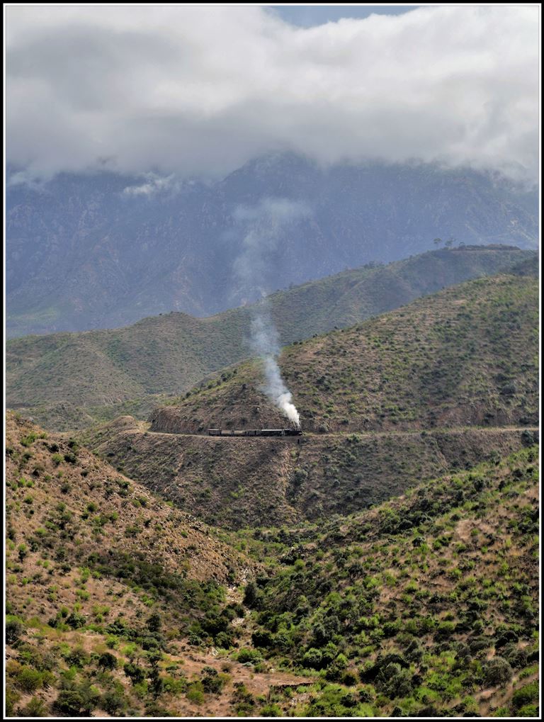 Eritrean Railways steamtrain special mit Mallettlok 442.56 kämpft sich weit ab jeder Zivilisation den Berg hinauf Richtung Asmara. (17.01.2019)