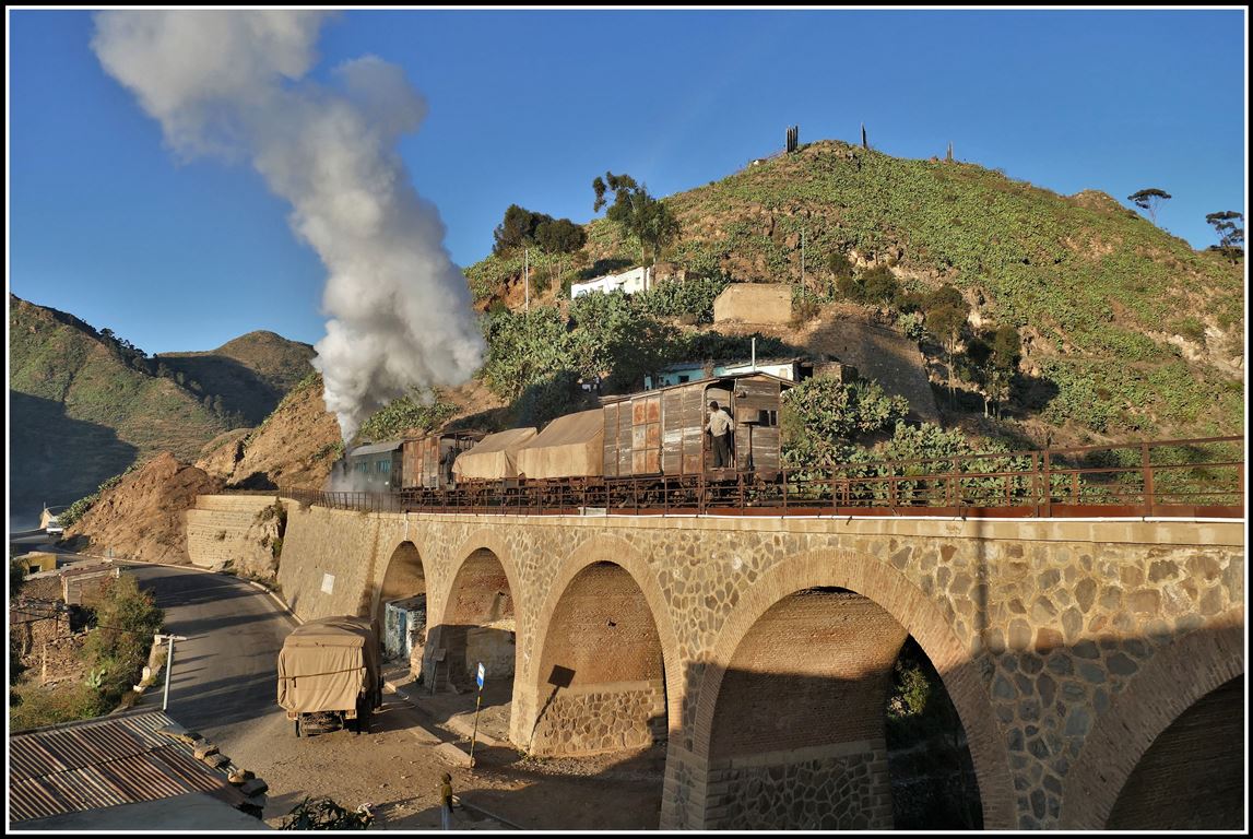 Eritrean Railways steamtrain special mit 442.56 verlässt Arbaroba Richtung Shegerini. (18.01.2019)