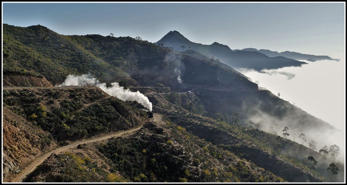 Eritrean Railways steamtrain special mit Malletlok 442.56 ist zwischen Arbaroba und Shegerini auf rund 2100m ü/M. unterwegs. Das eindrückliche Nebelmeer reicht bis hinauf nach Arbaroba. (18.01.2019)
