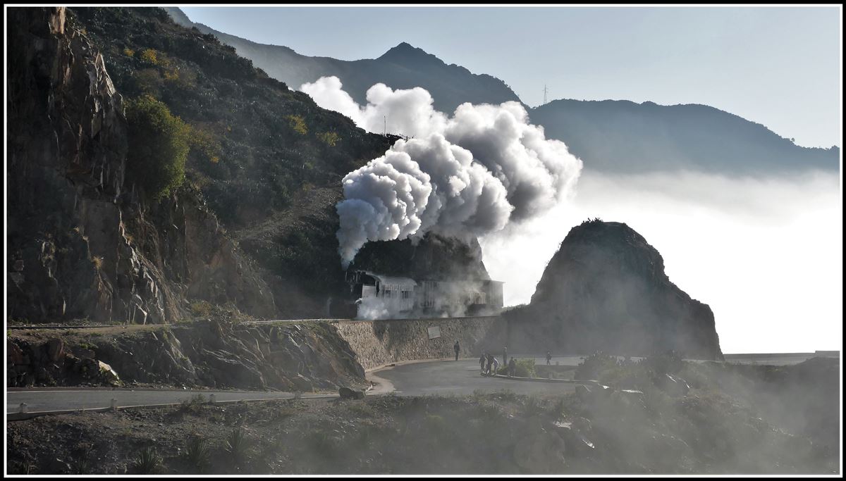Eritrean Railways steamtrain special mit Malletlok 442.56 taucht aus dem Nebelmeer bei Arbaroba auf. (18.01.2019)