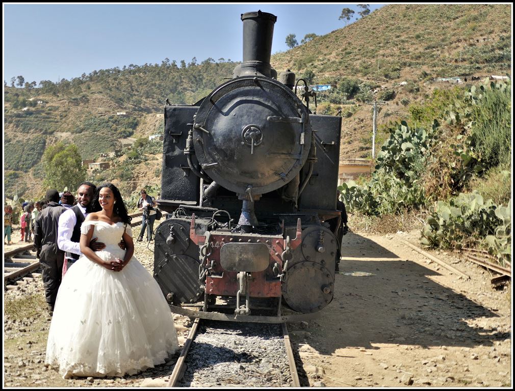 Eritrean Railways steamtrain special mit 442.56 in Shegerini in rund 2200m ü/M. Die Eisenbahn wird gerne bei Brautleuten als Fotosujet benützt. (18.01.2019)