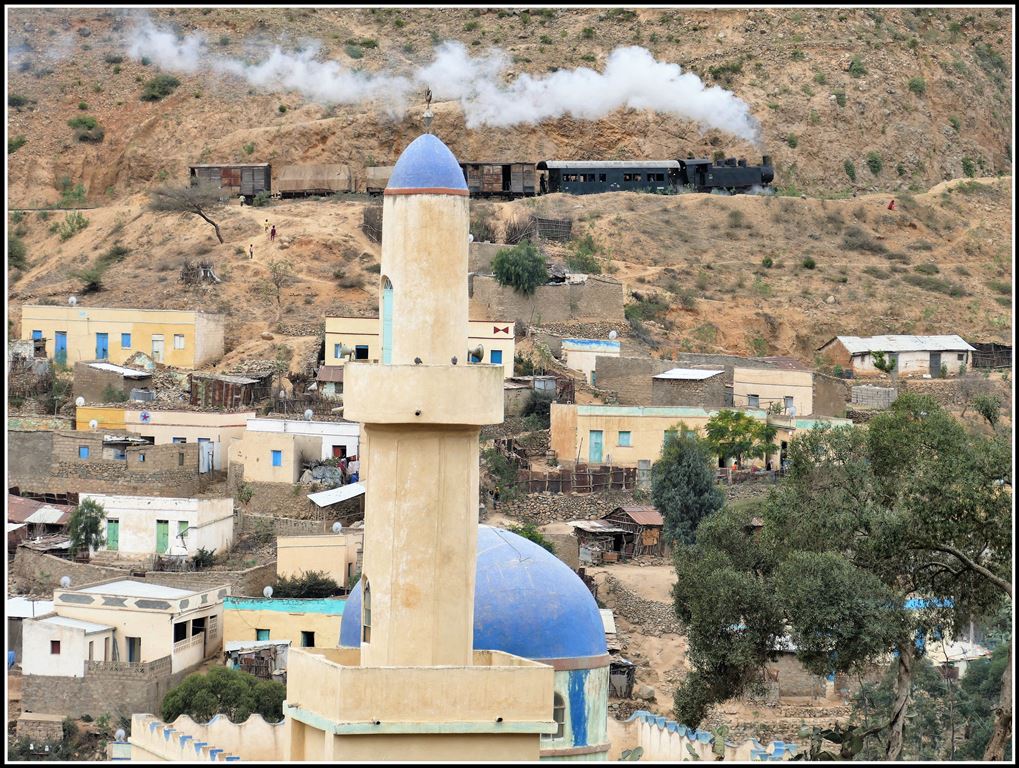 Eritrean Railways steamtrain special in Nefasit. Das Motiv mit der Moschee ist immer wieder ein Hingucker. (17.01.2019)