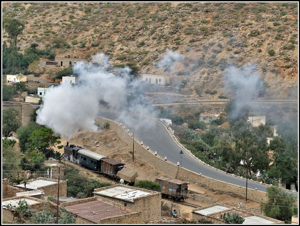 Eritrean Railways steamtrain special in Nefasit. Vorbei am Dorf wechselt der Zug auf die andere Talseite. (17.01.2019)