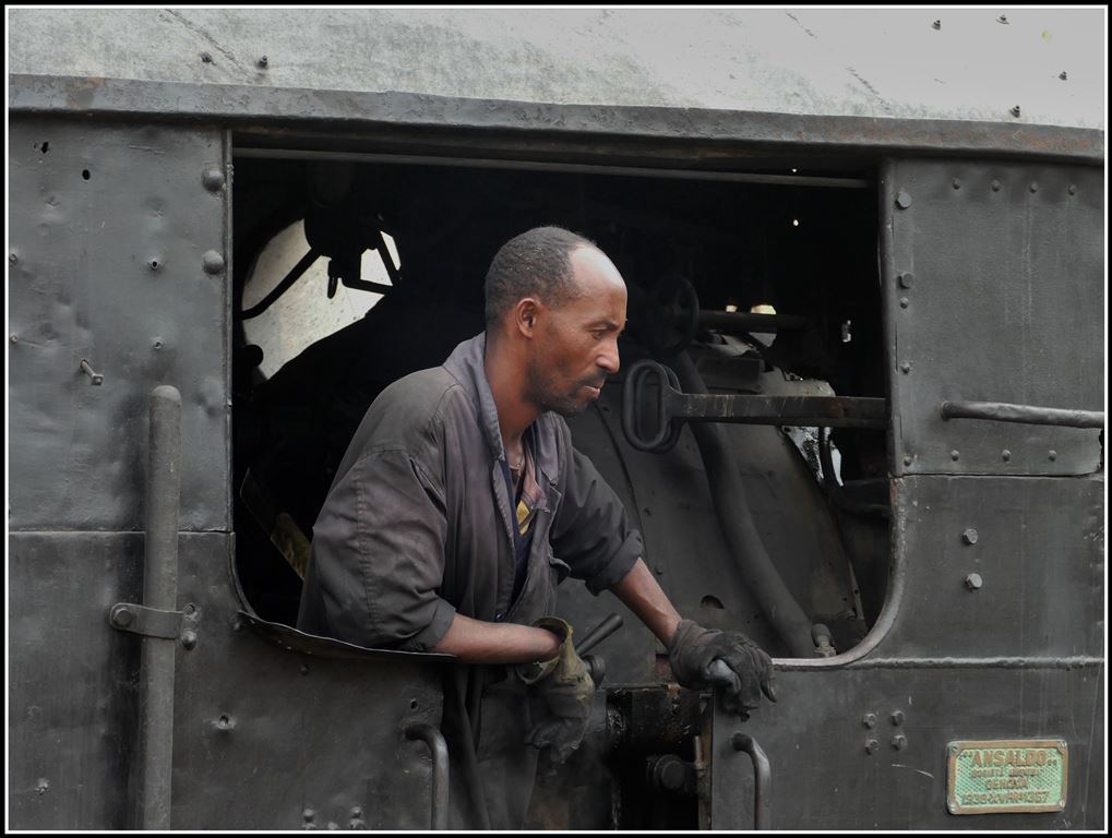 Eritrean Railways steamtrain special in Nefasit. Das Wasserfassen wird vom Lokführer überwacht. (17.01.2019)