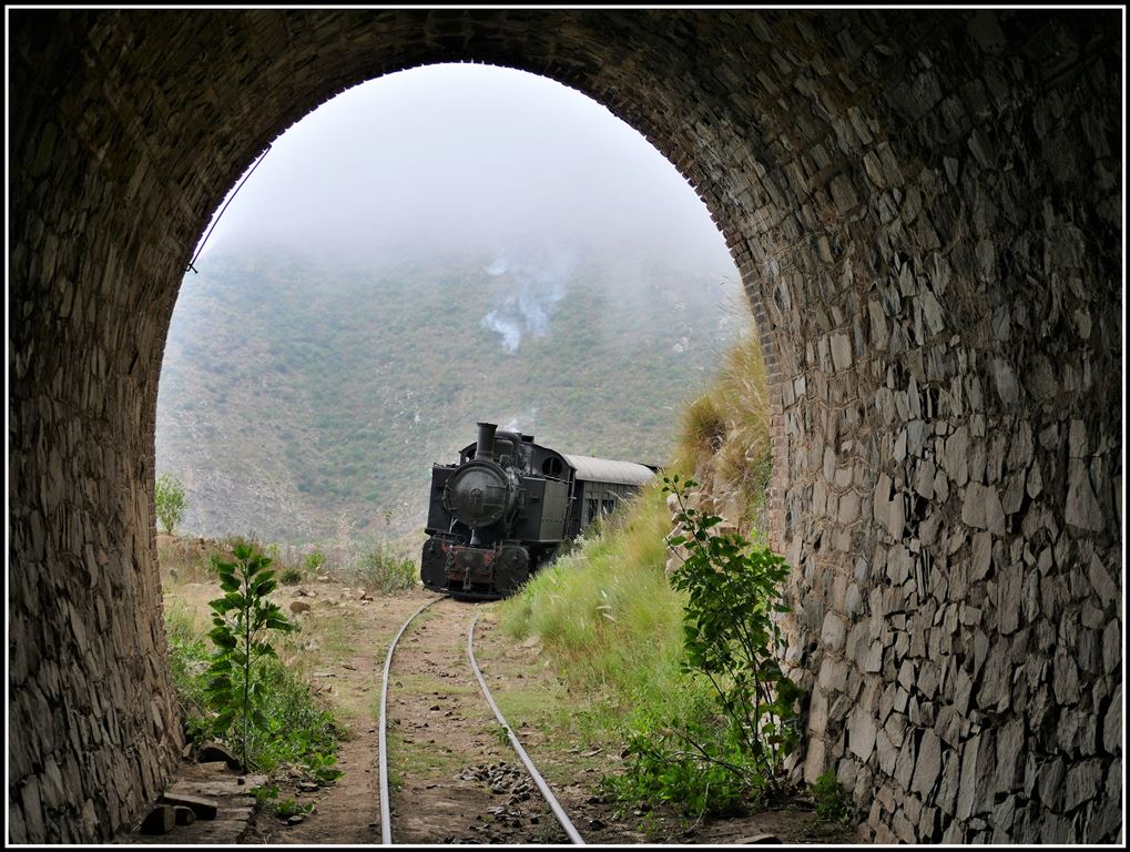 Eritrean Railways steamtrain special zwischen Lessa und Arbaroba weitab von jeder Siedlung.Die Tunnelreiche Strecke am steil abfallenden Berghang ist teilweise schwindelerregend. (17.01.2019)