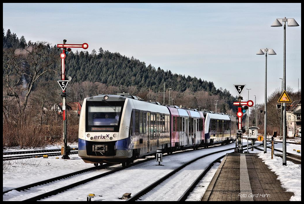 Erixx 622710 fährt in Doppeleinheit aus Hannover kommend am 29.1.2017 um 11.52 Uhr in Goslar ein. Der Zug ist auf dem Weg nach Bad Harzburg. - Man beachte rechts auf dem Bahnsteig das inzwischen nostalgische Stummel Signal!