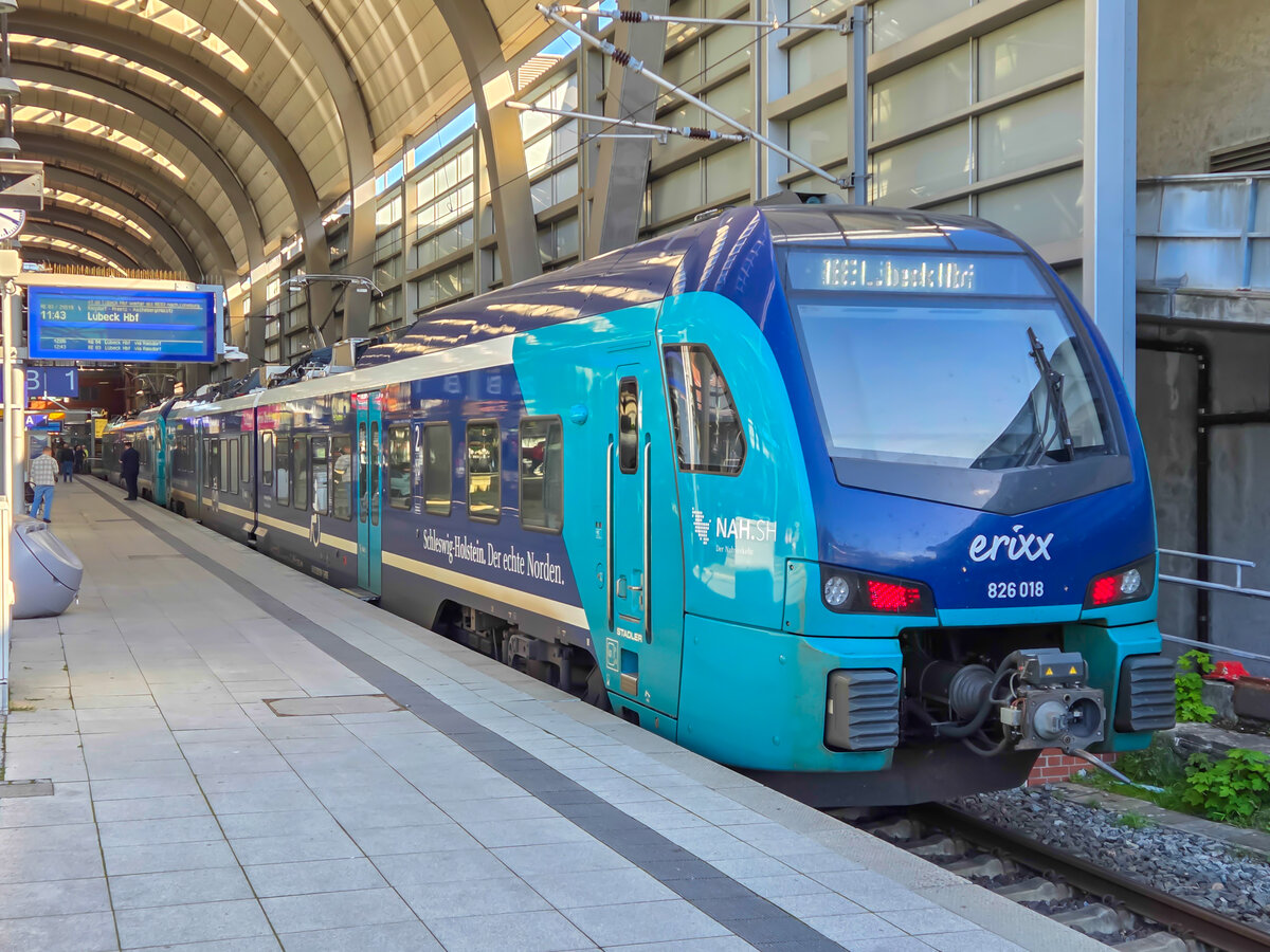 erixx Holstein ET 826 018 mit dem RE 83 in Kiel Hbf nach L�beck Hbf, 04.10.2026.