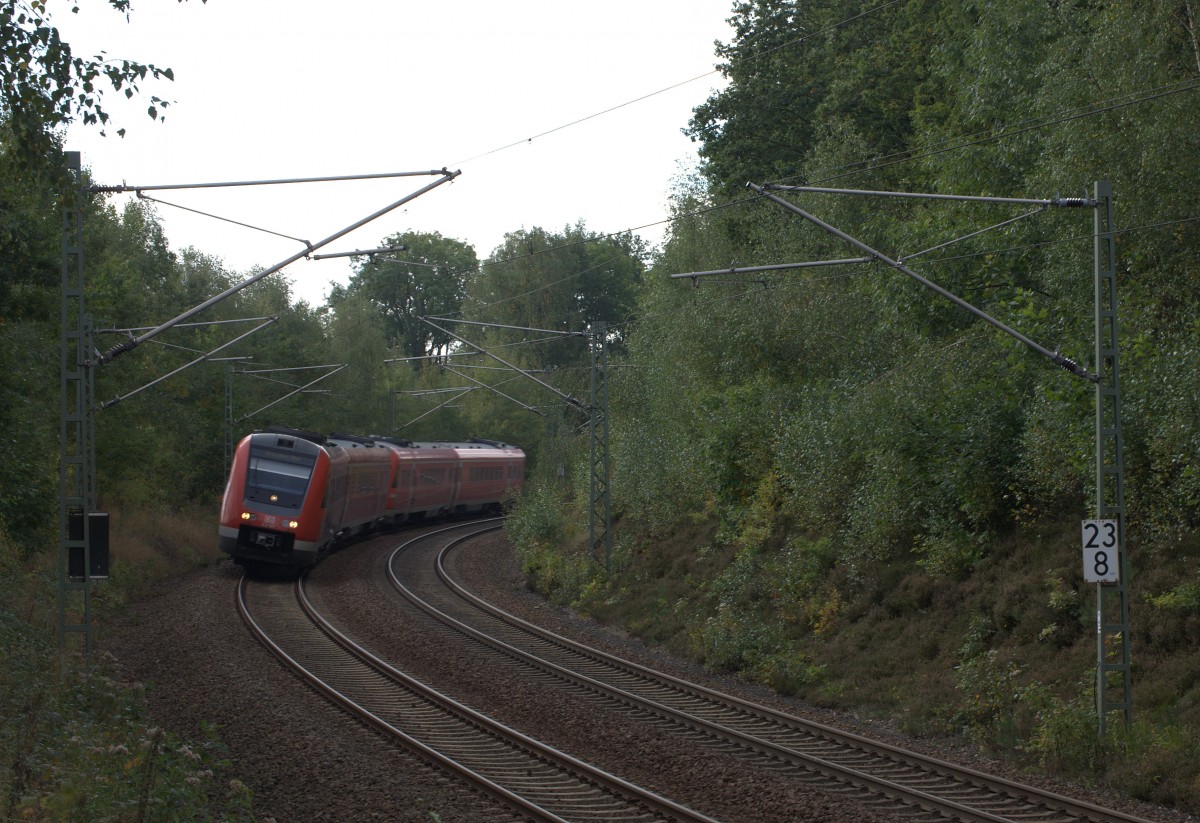  Erkennbar  schief   ist hier  612 597 tatschlich,da die Neigetechnik funktioniert, der Fotograf  ist froh drauen in der Sonne zu wandern und nicht, vielleicht gar rckwrts fahrend im zweiten TW  mit  voller Blase  (Toilette unbrauchbar) sitzend, die Dieselabgase des ersten TW , einatmen zu mssen.
Zwischen Klingenberg Colmnitz und Tharandt  fotografiert und das erstere Szenario in diesem TW vor einiger Zeit erlebt.  29.09.2013 11:43 Uhr.