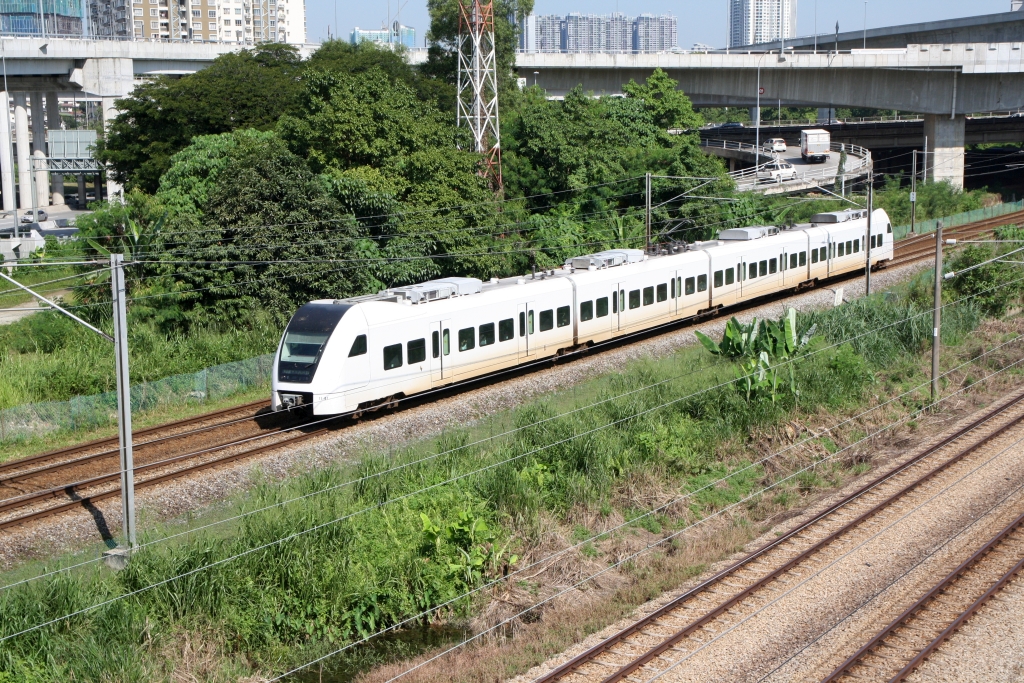 ERL T1-01 (Hersteller: Siemens Mobility, Type: Desiro ET 425 M) als KLIA-Transit fährt am 13.Dezember 2023 bei der rapidKL Stesen Sungai Besi (PY29/SP16) in Richtung KLIA.