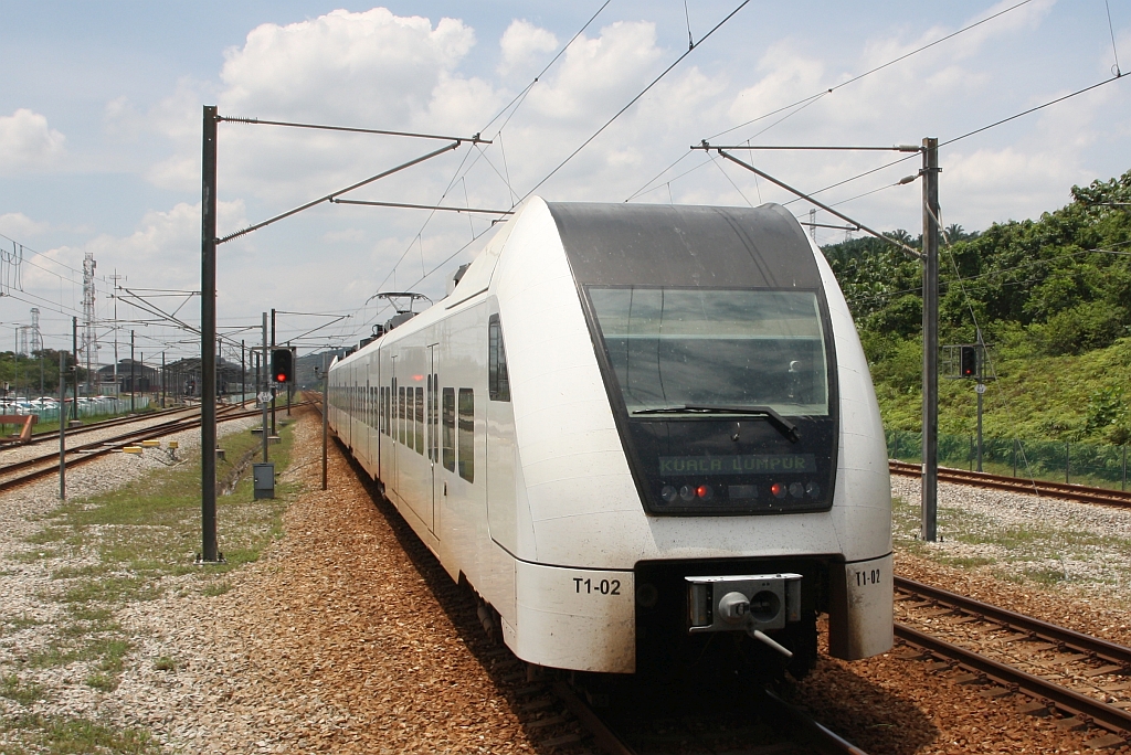 ERL T1-02 verlässt am 04.April 2023 die Stesen Salak Tinggi.