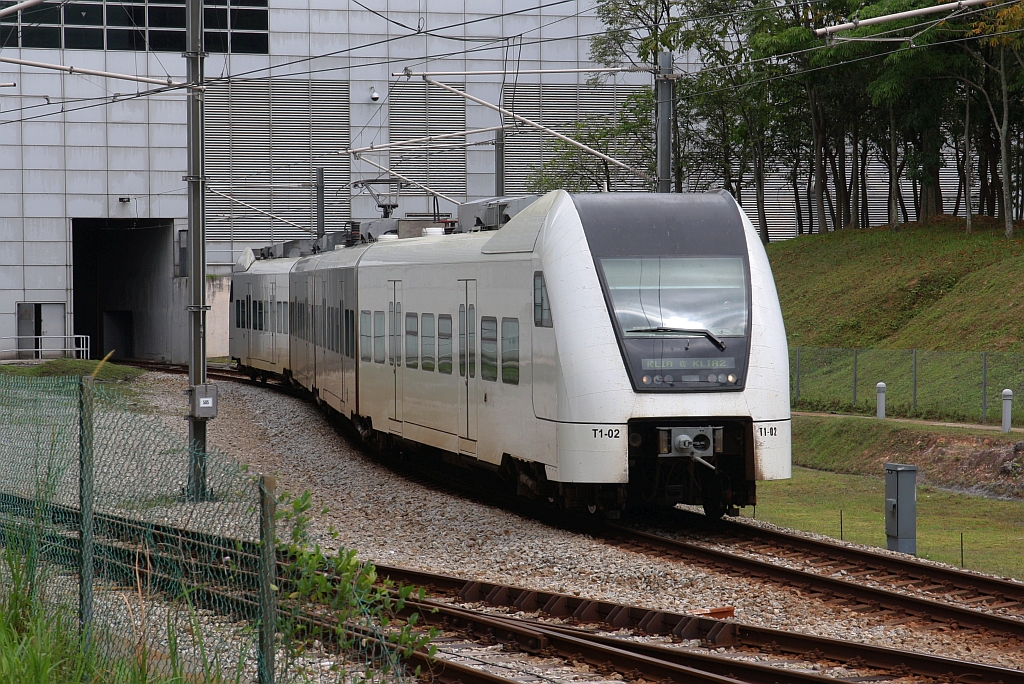 ERL T1-02 verlässt am 21.Jänner 2023 die Stesen KLIA in Richtung Stesen KLIA2.