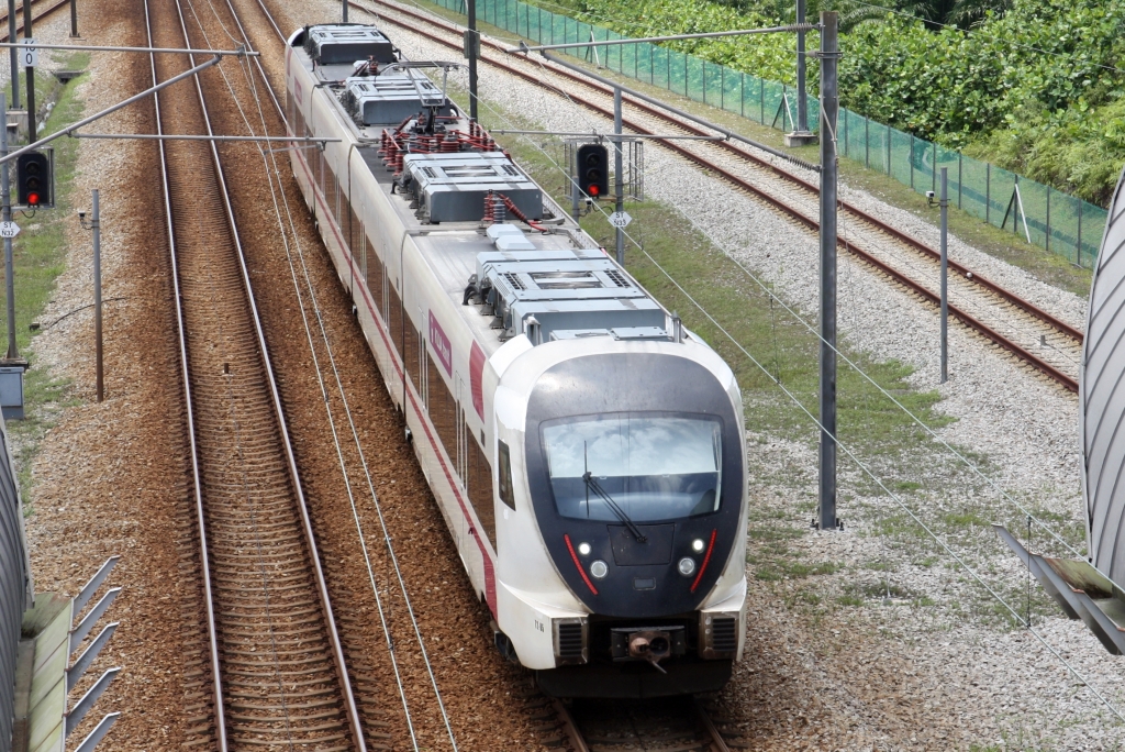 ERL T2-05 fährt am 04.April 2023 die Stesen Salak Tinggi ein.