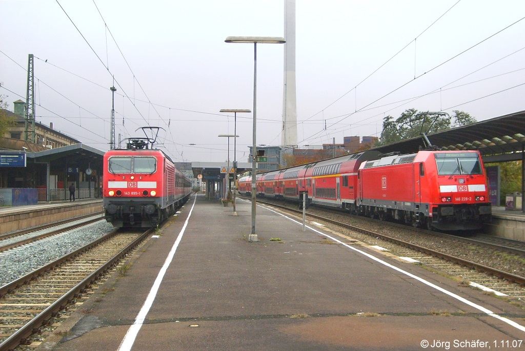 Erlangen liegt zwar an der Hauptstrecke Berlin - München, der Bahnhof wurde aber in den 20 Jahren nach der deutschen Wiedervereinigung kaum ausgebaut. Am 1.11.07 stand 143 895 mit einer RB nach Lichtenfels auf Gleis 2 und 146 228 mit einem RE nach Nürnberg auf Gleis 4.
