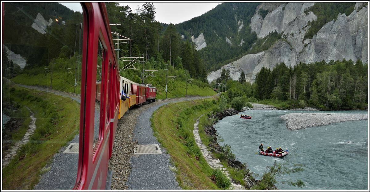 Erlebniszug Rheinschlucht. R1751 m it der Ge 4/4 I 610  Viamala  kreuzt einige Schlauchboote auf dem Vorderrhein kurz vor Versam-Safien. (14.06.2020)