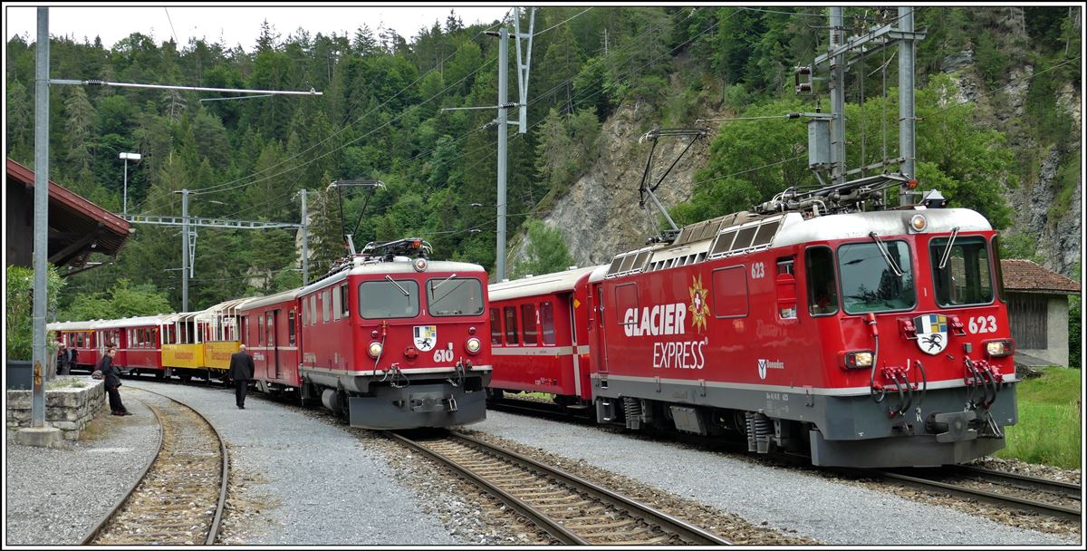 Erlebniszug Rheinschlucht/Ruinaulta. Sa/So pendelt er dreimal zwischen Ilanz und Trin. In Trin wird R1751 mit Ge 4/4 I 610  Viamala  von R1749 mit Ge 4/4 II 623  Bonaduz  überholt. (14.06.2020)