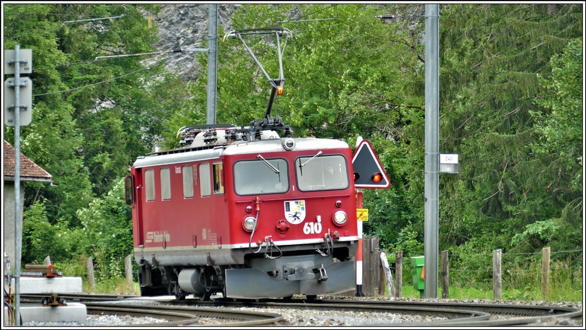 Erlebniszug Rheinschlucht/Ruinaulta. Sa/So pendelt er dreimal zwischen Ilanz und Trin. In Trin wechselt Ge 4/4 I 610  Viamala  auf die andere Seite des Zuges. (14.06.2020)