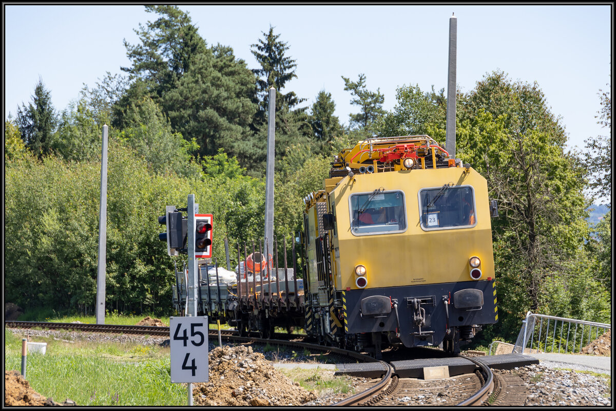  Ermerbogen  rund um Kilometer 45 bei Gasselsdorf im Netz der GKB . 
Die ersten Fahrleitungsmasten wachsen aus dem Boden . 
13.07.2022 