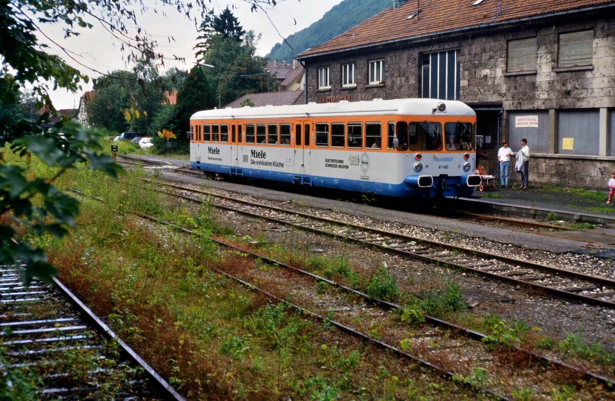 Ermstalbahn (DB): VT 405 WEG am Bahnhof Bad Urach bei einer Sonderfahrt. Dort, wo der Esslinger aus der zweiten Produktionsserie auf seine Fahrgäste wartete, verläuft nun eine Bundesstraße, und der Bahnhof befindet sich unmittelbar neben der Bundesstraße.  
Datum: 21. August 1988