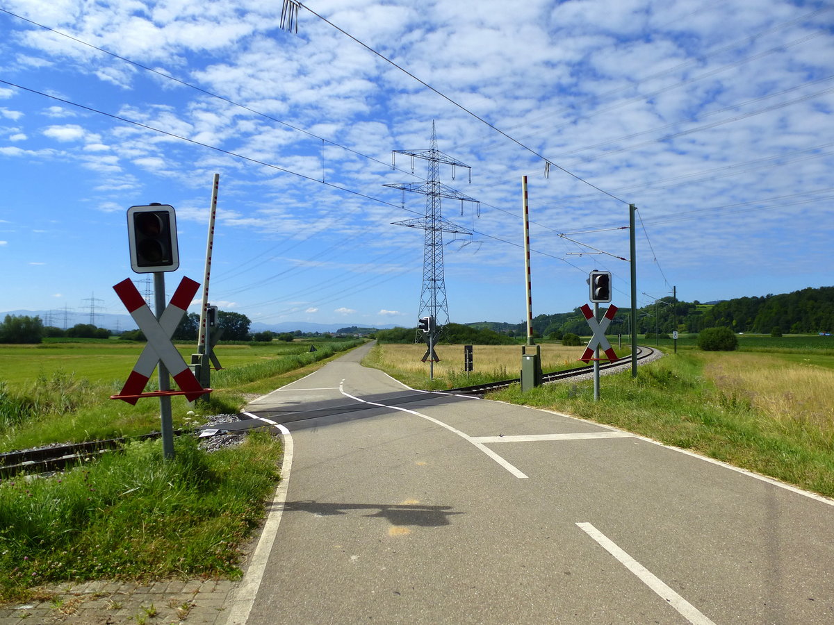 erneuerter Bahnübergang der Kaiserstuhlbahn bei Riegel am Kaiserstuhl, Juni 2018