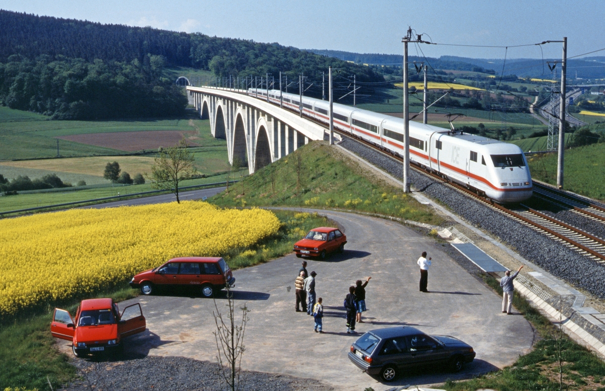 Eröffnung des fahrplanmäßigen Verkehrs auf der Neubaustrecke zwischen Fulda und Hannover am 2.6.1991. Heute winkt den vorbeirauschenden Zügen bei Kirchheim niemand mehr.