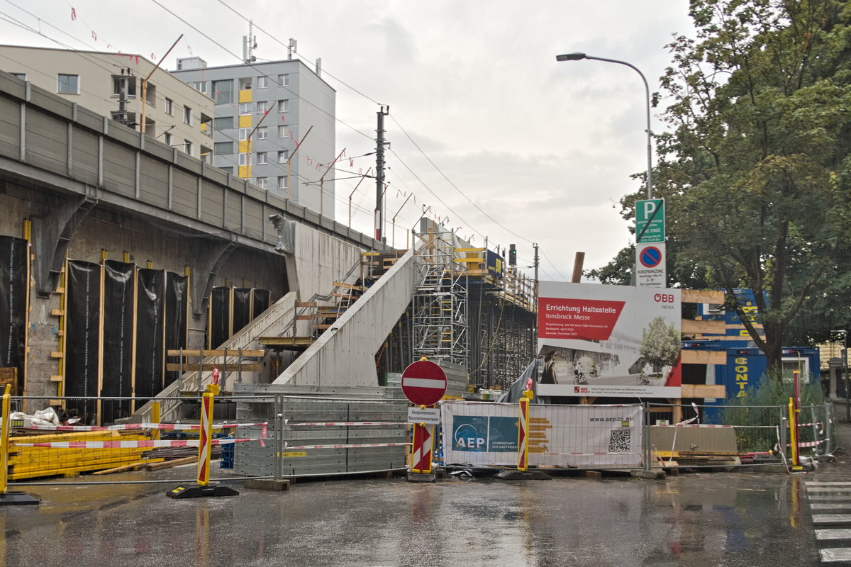 Errichtung der Haltestelle Innsbruck Messe am Bahnviadukt. Aufgenommen 2.8.2020.