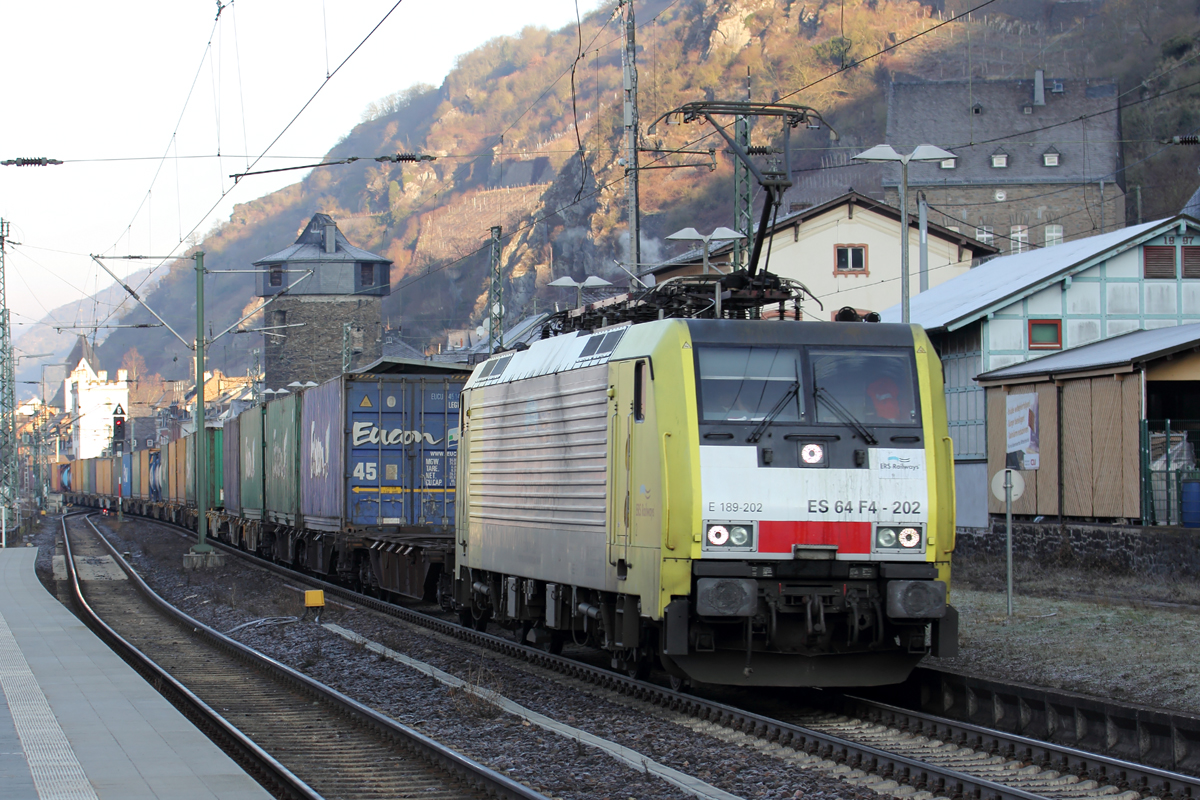 ERS ES 64 F4-202 durchfährt Kaub 25.2.2017