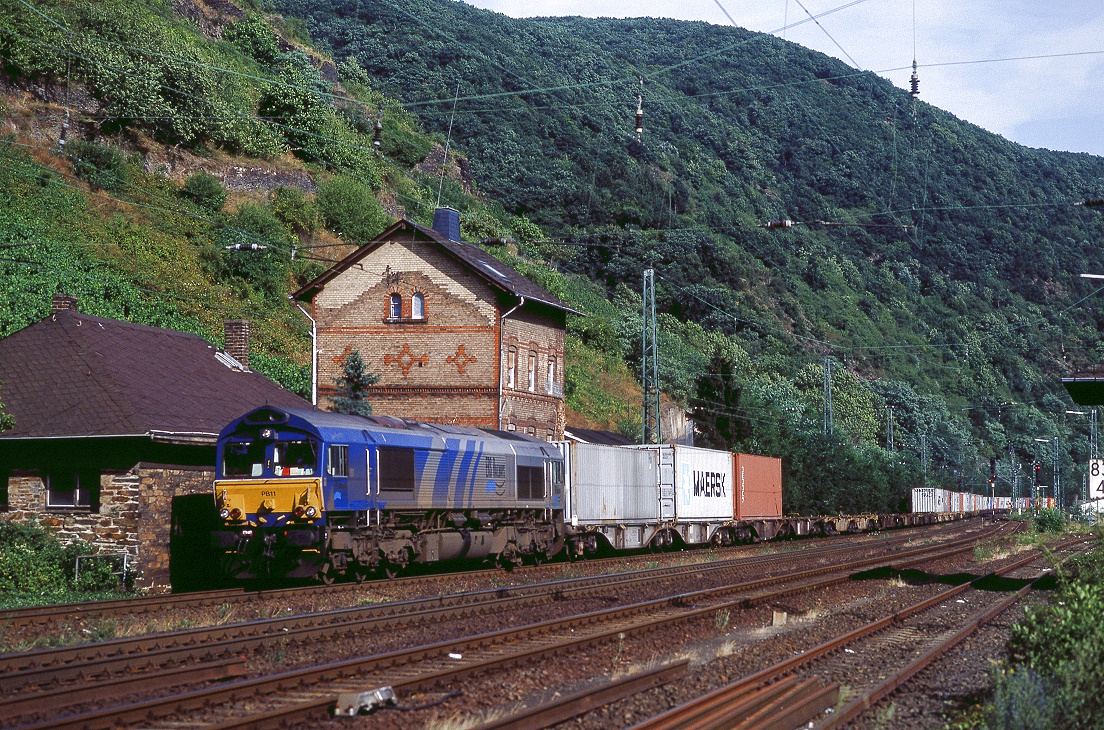 ERS PB11, später als 6605 bezeichnet, durchfährt den Bahnhof Kaub nordwärts, 12.07.2003.