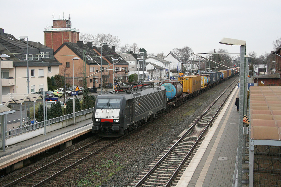 ERS Railways 189 283 wurde am 28. Januar 2012 im Bahnhof Pulheim von der Treppe zum oberen Parkhaus-Deck fotografiert.