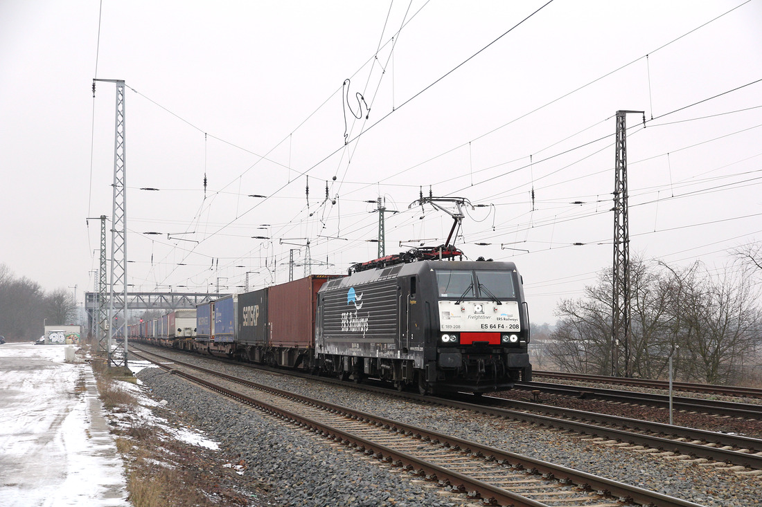 ERS Railways ES 64 F4-208 mit einem KLV-Zug auf dem Weg in Richtung Polen.
Aufgenommen am 20. Januar 2017 in Saarmund.