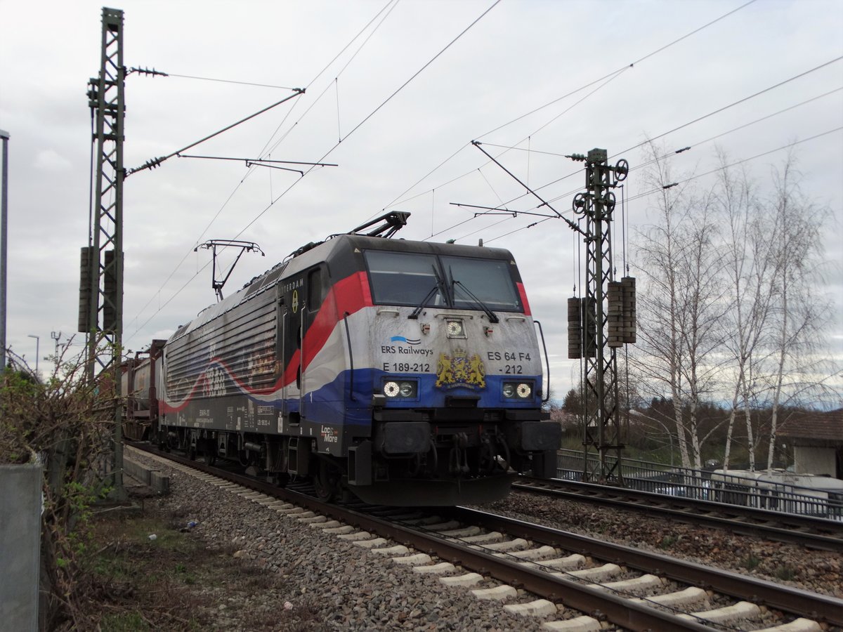 ERS Railways ES 64 F4-212 (189 212)  Linked by Rail   am 21.03.17 in Freiburg (Breisgau) über einen Zaun fotografiert von einen Gehweg aus