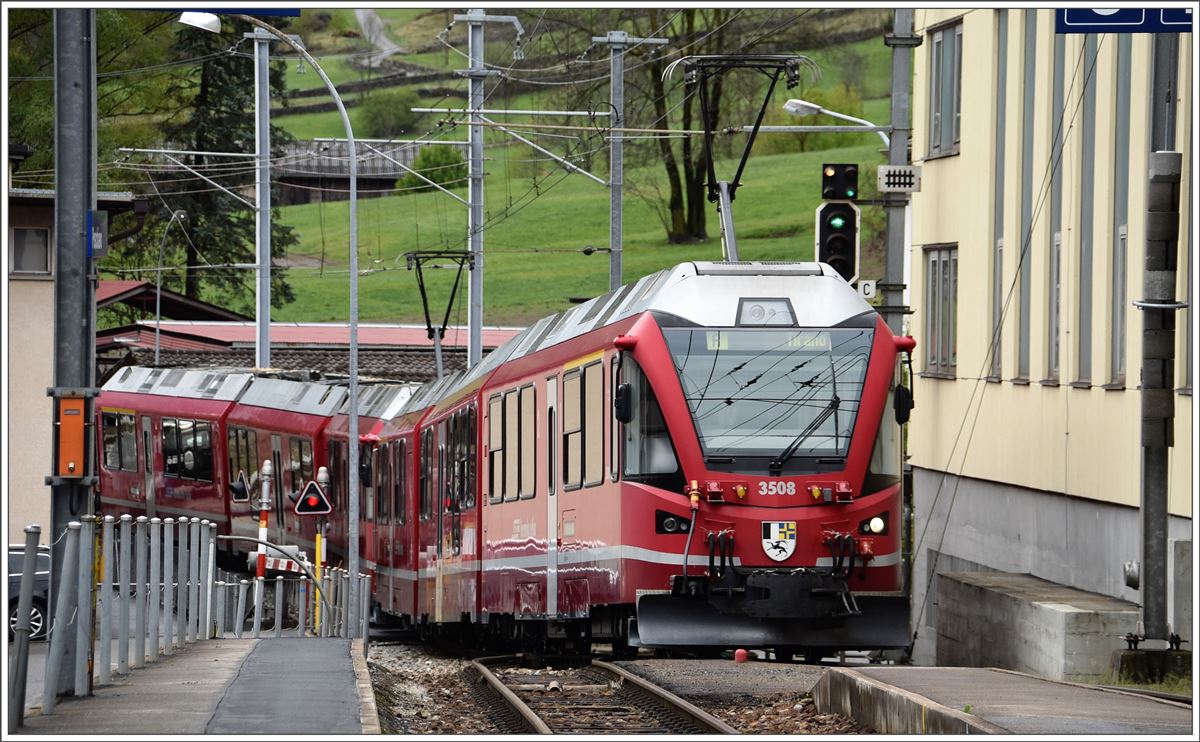 Ersatz BerninaExpress 953 mit ABe 8/12 3507 und 3508 nach Tirano verlassen Poschiavo. (27.04.2017)