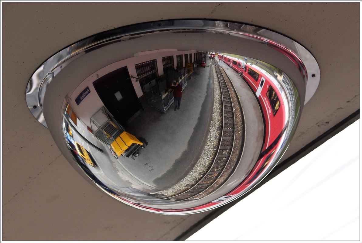 Ersatz BerninaExpress 953 mit ABe 8/12 3507 und 3508 nach Tirano spiegeln sich in Poschiavo. (27.04.2017)