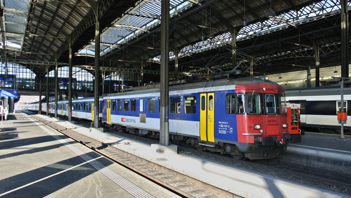 Ersatz Flugzug IR 2071 mit dem fhrendem RBe 540 021-3 in Basel SBB, 25.11.2013.