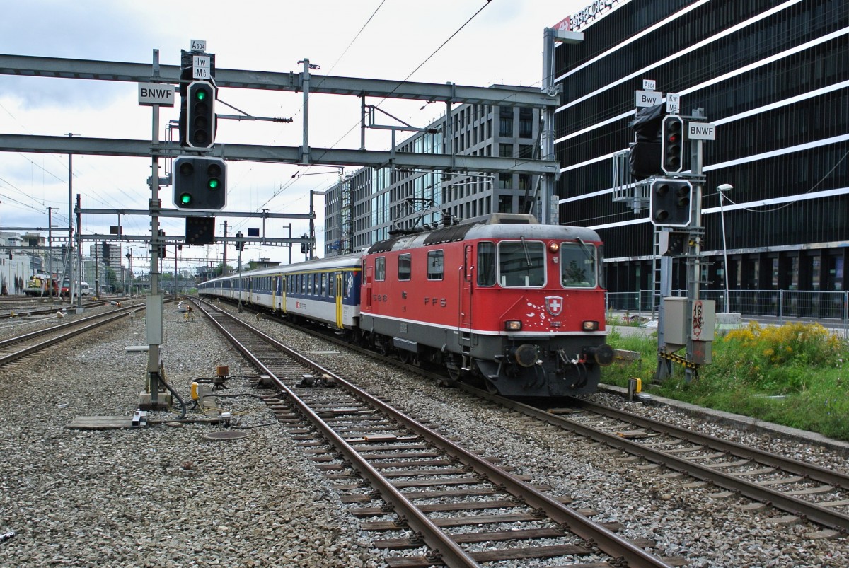 Ersatz IR 2027 bei Durchfahrt in Bern Wankdorf. Der Zug bestand aus der Re 4/4 II 11128, 3 A, 6 B EWI NPZ und BDt EWII 933-1, 31.08.2014.