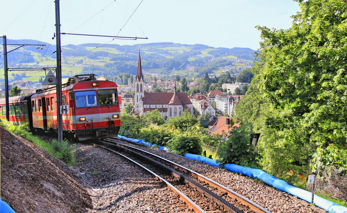 Ersatz der letzten Zahnstangenrampe der Appenzellerbahn zwischen St.Gallen und Appenzell durch den Ruckhaldentunnel (eröffnet 6.Oktober 2018).  Noch fahren die Züge hier von St.Gallen her mittels Zahnstange die Ruckhalde hinauf nach Riethüsli. Diese Strecke wurde am 2.April 2018 stillgelegt. Im Bild Aufstieg des Appenzellerbahn-Zugs mit Triebwagen 14 hoch über St.Sallen. 10.Juni 2016  