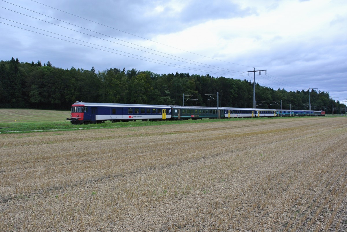 Ersatz RE 3226 zwischen Lyssach und Hindelbank. Der Berner EWII Pendel verkehrte mehrmals zwischen Bern und Olten. An der Spitze ist der BDt EWI 50 85 82-33 992-7, hinten schiebt die Re 4/4 II 11215. Ein B und ein A wurden durch NPZ Wagen ersetzt, 31.08.2014.