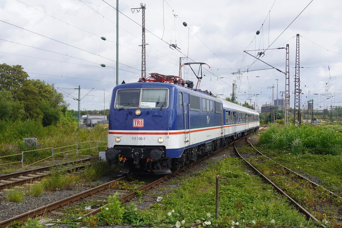 Ersatzgarnitur ins Ruhrpott-Bahnhofsbiotop. Am 20 Augustus 2026 treft TRI 111 130 mit N-Wagen als RB nach Rheinhausen und Moers ein in das 'gr�ne'  Oberhausen Hbf und wird vom Bahnsteigkante fotografiert.