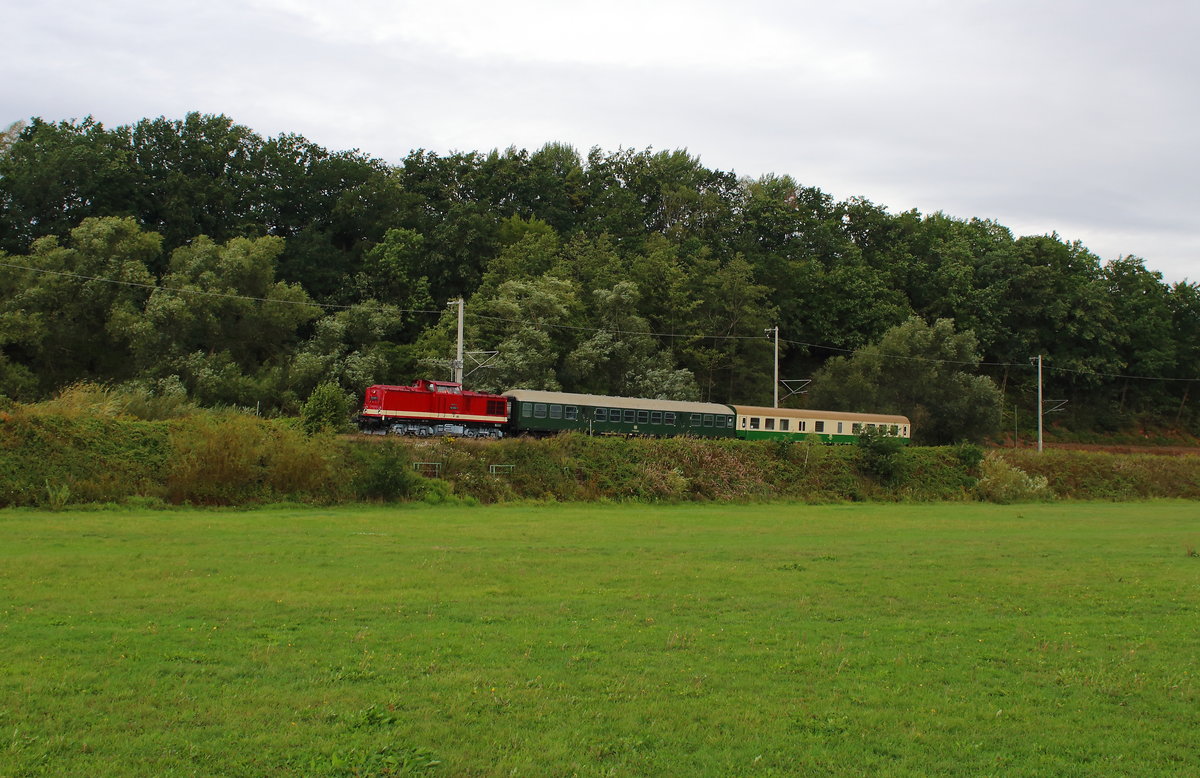 Ersatzverkehr bei RB 37 zwischen Gößnitz und Glauchau am 27.08.2018 mit der 112 565 und DR Reisezugwagen. Aufgenommen nahe Gößnitz Ausfahrt/Abzweig