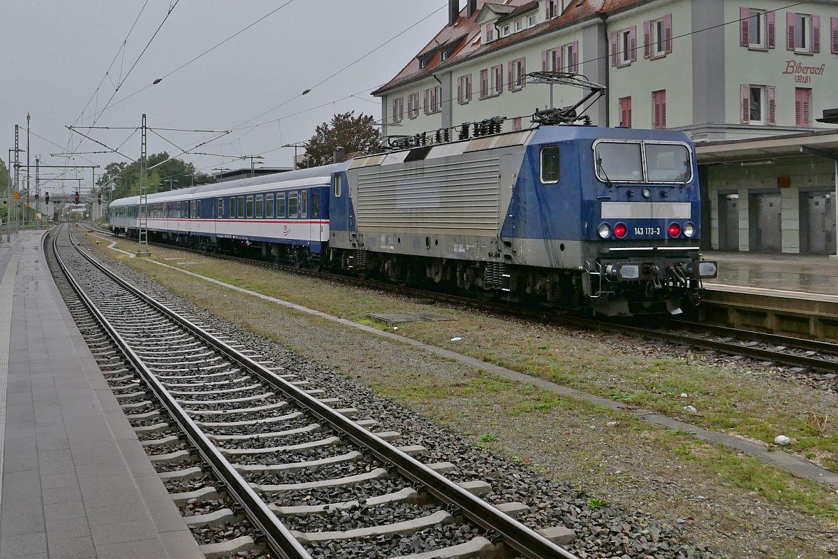 Ersatzverkehr für DB Regio Baden-Württemberg (||) - 143 173-3 der WEE mit den Wagen der RB RS21 17347 von Ulm nach Biberach (Riß) Süd am 28.09.2022 in Biberach (Riß)