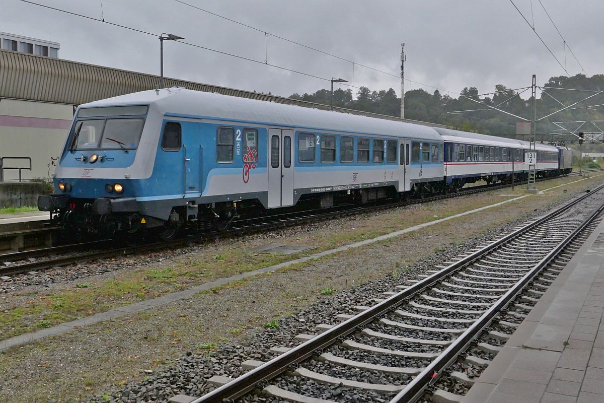 Ersatzverkehr für DB Regio Baden-Württemberg (|) - RB RS21 17347 von Ulm nach Biberach (Riß) Süd mit Steuerwagen D-GfF 50 80 80-34 101-1 Bnrbdzf und zwei Wagen der Gattung Bduu 497.2 von D-TRAIN, geschoben von 143 173-3 der Weser Ems Eisenbahn (WEE), bei der Einfahrt in den Bahnhof von Biberach (Riß) am 28.09.2022