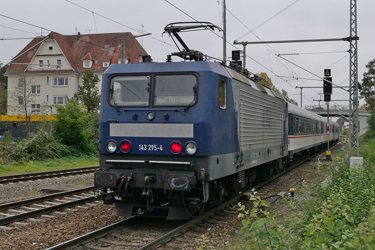 Ersatzverkehr für DB Regio Baden-Württemberg (|) - 143 295-4 der WEE mit den Wagen der RB RS21 69378 von Ulm nach Biberach (Riß) Süd am 07.10.2022 bei der Ausfahrt aus dem Bahnhof von Biberach (Riß). Aufnahme vom Ende des Bahnsteigs.