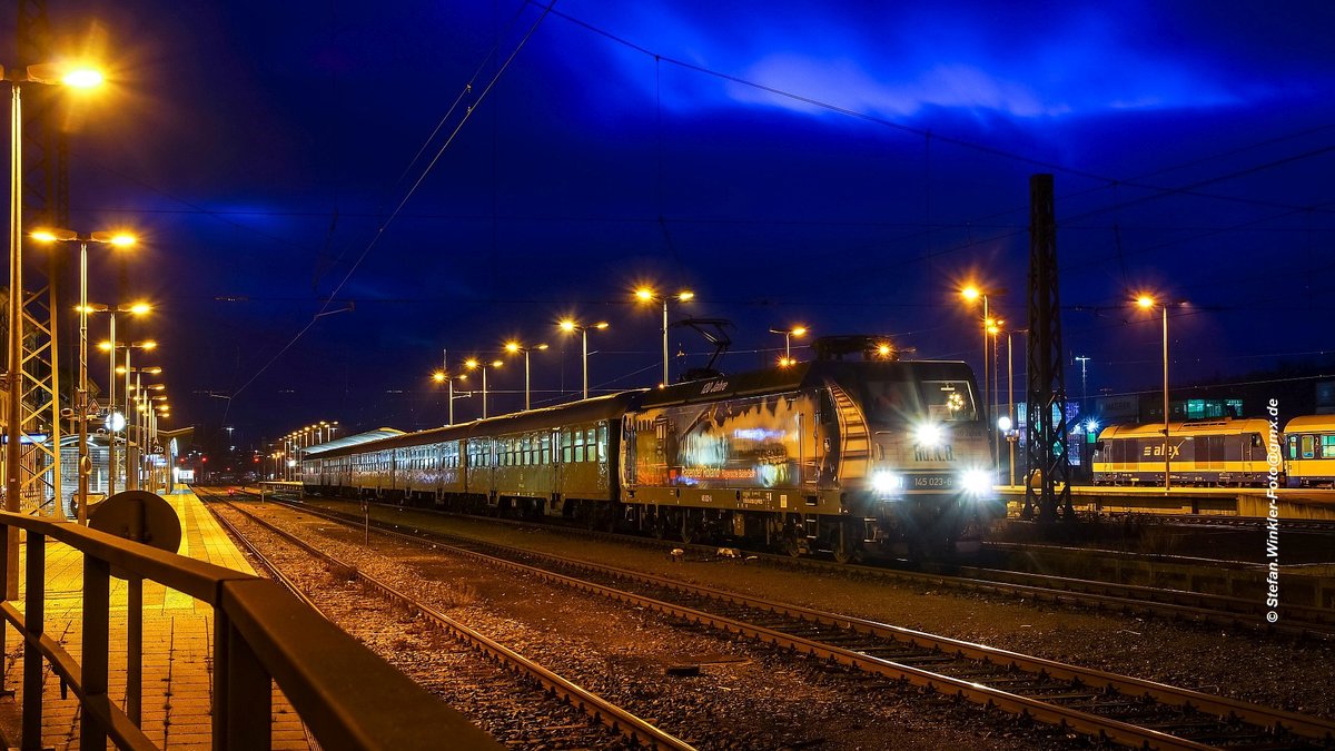 Ersatzverkehr mit Museumszug auf der Saschen-Frankenmagistrale. Die MRB Triebzüge hatten Radprobleme und die Press half mit der Elok und nahm die Museumswagen an den Haken. Das ging einige Wochen so. Hier die 145023  Rasender Roland  am 16.12.2016 im frühmorgendlichen Hof Hbf. Als RE 3 ging es dann Richtung Chemnitz...   Bilderklau wird rechtlich verfolgt.