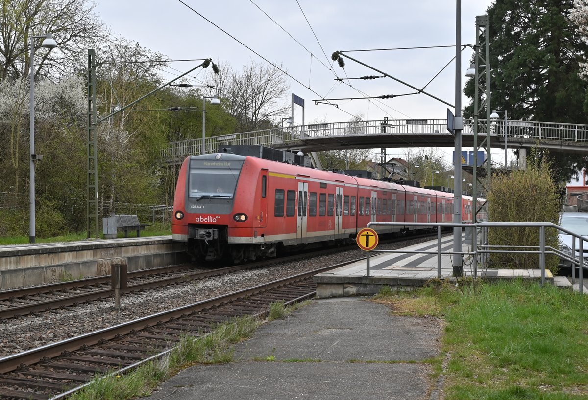 Ersatzzug von Abellio auf dem Re 10a bei der Durchfahrt in
Neckargerach  am Samstag den 17.4.2021 auf dem Weg nach
Mannheim. Da die Hamsterbacken ein Software Update bekommen
Sind einige 425ziger Angemietet worden.