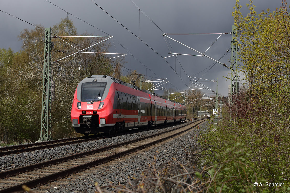 Ersatzzug bei RE3 von Dresden nach Hof mit dem  Hamster  442, hier vor einem Schneeschauer im Sonnenlicht am 24.04.2016 aufgenommen bei Einfahrt in Plauen. 