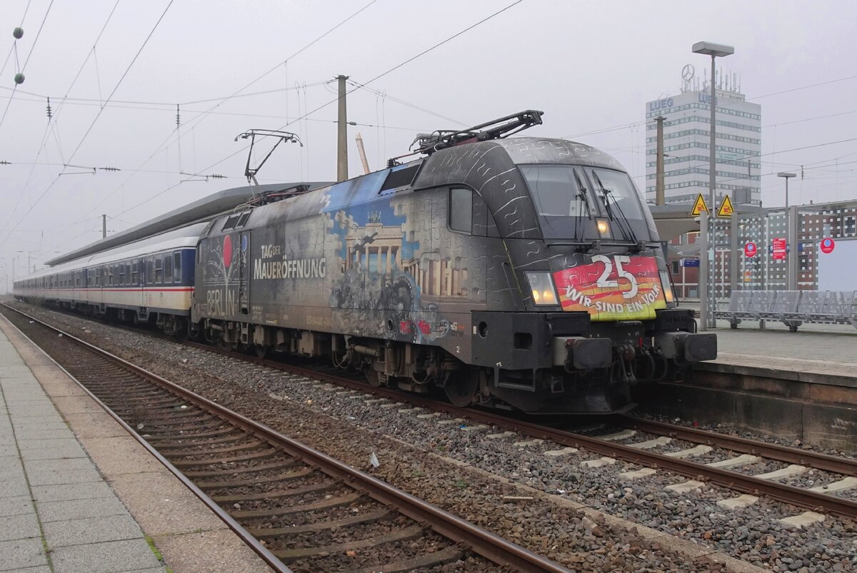 Ersatzzug von TRI mit U2-060/182 560 an der Spitze steht abfahrtbereit in Bochum Hbf am grauen, leicht nebligen 26. Januar 2022.