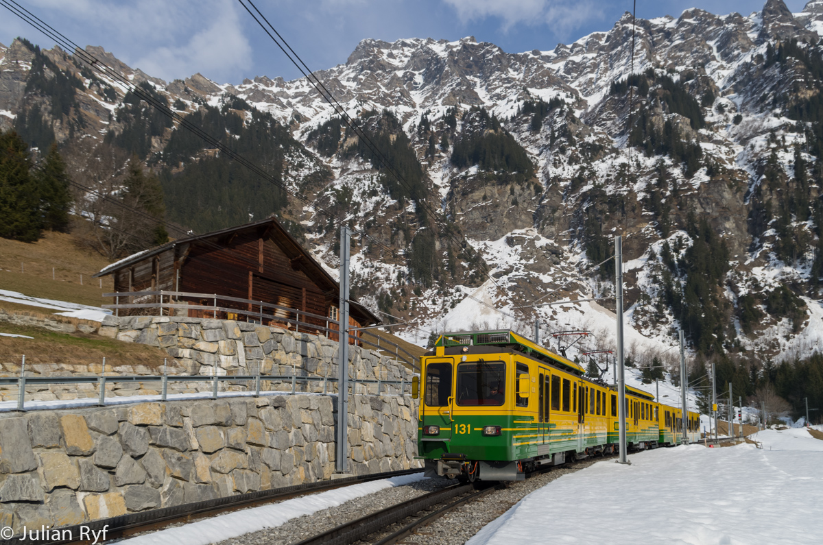 Erst am späteren Nachmittag kam am 15. März 2015 die Sonne wieder vollständig zum Vorschein - rechtzeitig für dieses Bild des BDhe 4/8 131 der WAB, der gerade die Doppelspur zwischen Allmend und Wengen talwärts durchfährt. Im Hintergrund Tschuggen und Lauberhorn.